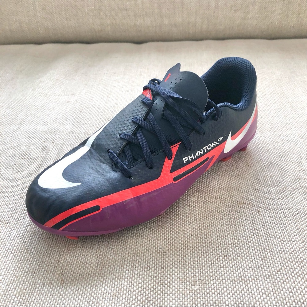 Nike JR Soccer Cleats. Phantom GT sz 2.5